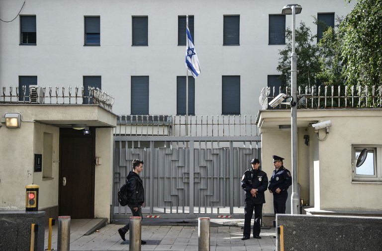Russian police guard in front of the Israeli embassy in Moscow on September 18, 2018.
Russia blamed Israel on September 18, 2018 for the loss of a military IL-20M jet to Syrian fire, which killed all 15 servicemen on board, and threatened a response. Israeli pilots carrying out attacks on Syrian targets "used the Russian plane as a cover, exposing it to fire from Syrian air defences," a statement by the Russian military said. 
 / AFP PHOTO / Vasily MAXIMOV