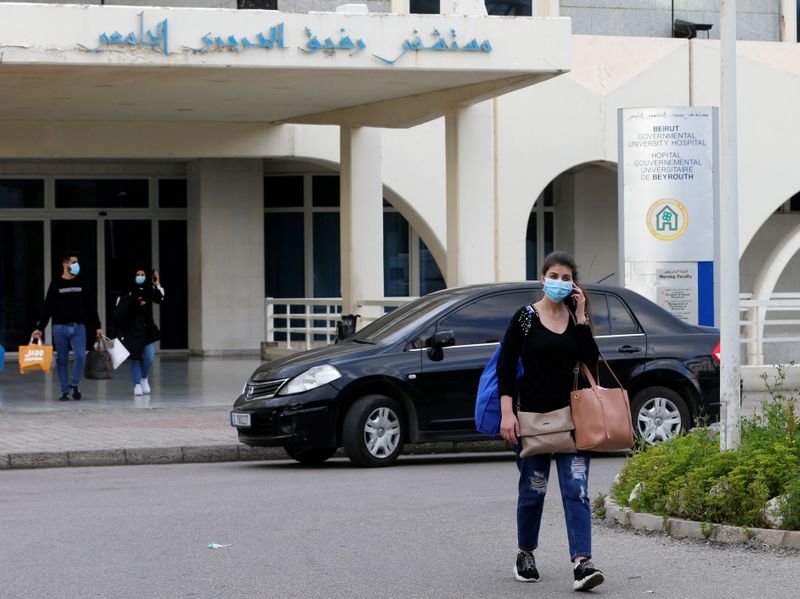 أشخاص يرتدون كمامات للوقاية من خطر الإصابة بفيروس كورونا المستجد في بيروت يوم 21 فبراير شباط 2020. تصوير: محمد عزاقير - رويترز.