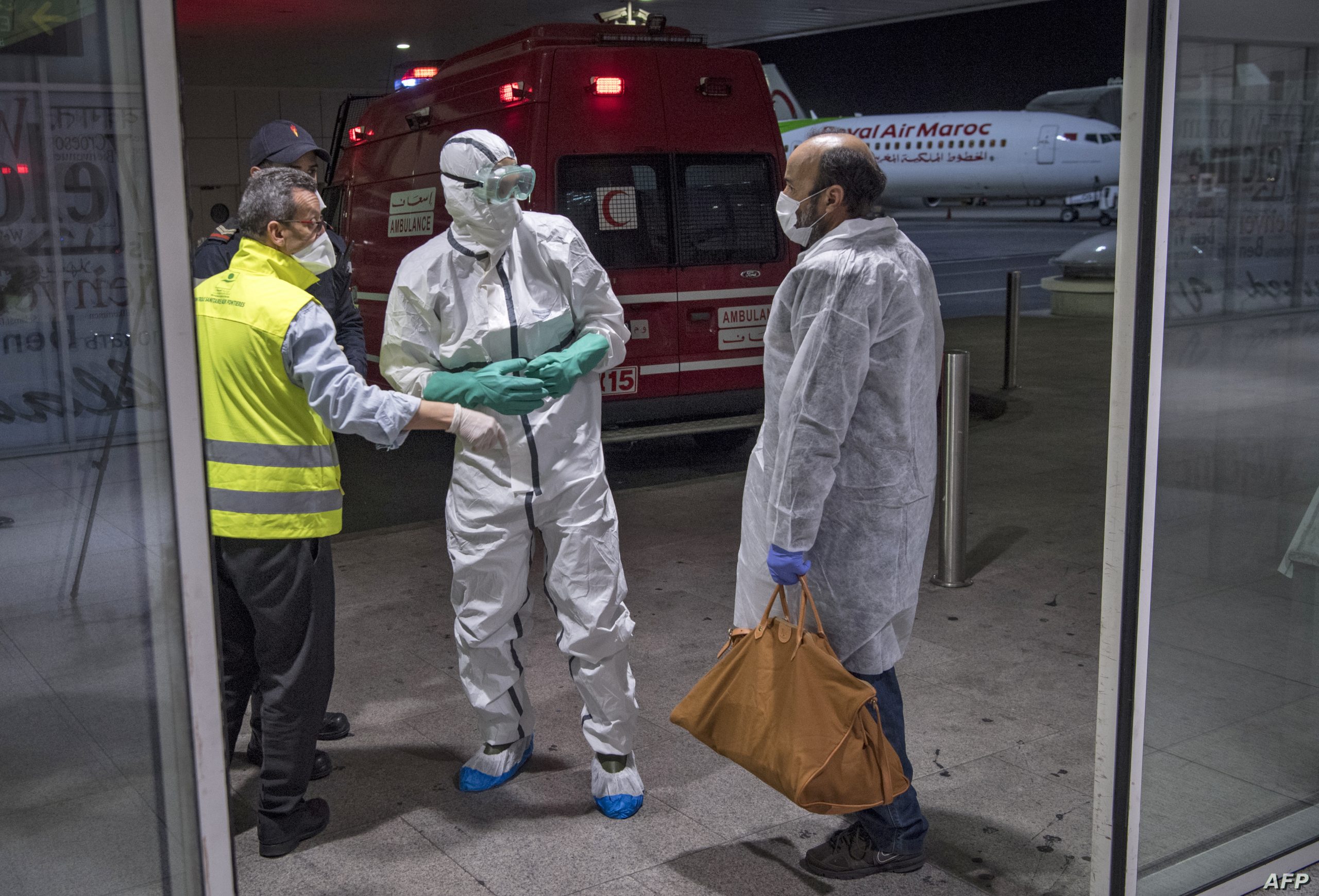 Moroccan health workers scan passengers arriving from Italy for coronavirus COVID-19 at Casablanca Mohammed V International Airport on March 3, 2020. (Photo by FADEL SENNA / AFP)