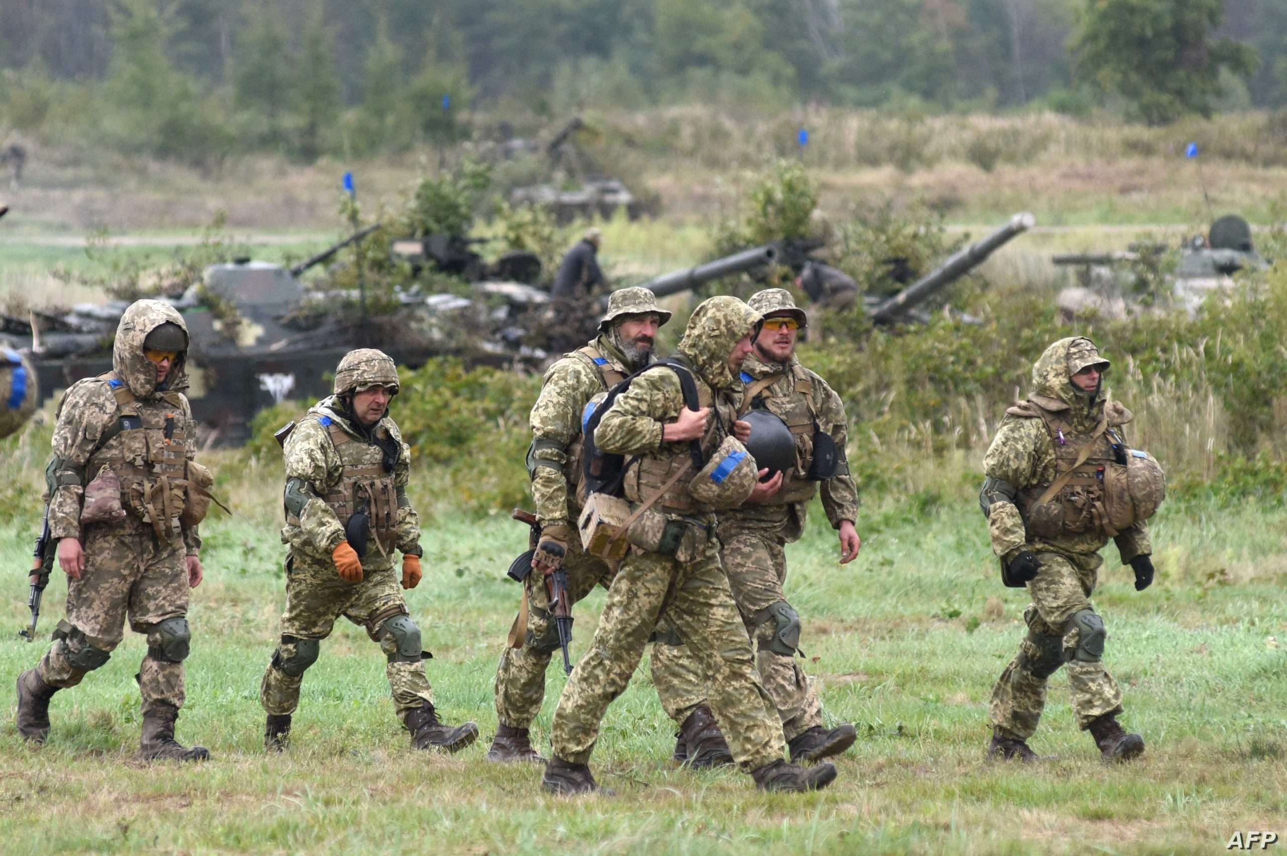 Ukrainian servicemen take part in the joint Rapid Trident military exercises with the United States and other NATO countries nor far from Lviv on September 24, 2021, as tensions with Russia remain high over the Kremlin-backed insurgency in the country's east. - The annual Rapid Trident military exercises, taking place in western Ukrainian until October 1, involve some 6,000 soldiers from 15 countries, Ukraine's defence ministry said in a statement. (Photo by Yuriy DYACHYSHYN / AFP)